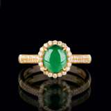 Natürlicher Jade-Ring mit Brillant-Besatz. - Foto 1