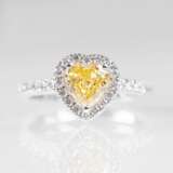 Herzförmiger Fancy-Diamant-Ring mit Brillanten - Foto 1