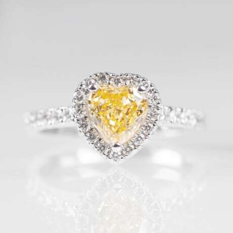 Herzförmiger Fancy-Diamant-Ring mit Brillanten - photo 1