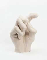Evelyn Neumann. Große Gipsskulptur 'Rechte Hand'.