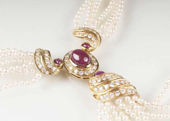 Hochwertiges Perlen-Collier mit reichem Brillant- und Rubin-Besatz - Foto 2