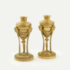 Paar urnenförmiger Napoléon III Leuchter.