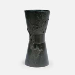 Bronze-Vase mit Prunusrelief.