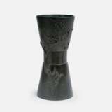 Bronze-Vase mit Prunusrelief. - фото 1