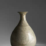 A BUNCHEONG INCISED STONEWARE BOTTLE - Foto 2