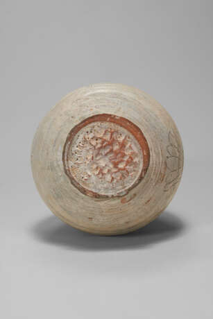 A BUNCHEONG INCISED STONEWARE BOTTLE - фото 6