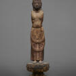 A CARVED WOOD SCULPTURE OF A STANDING KANNON BOSATSU (AVALOKITESHVARA) - Prix ​​des enchères