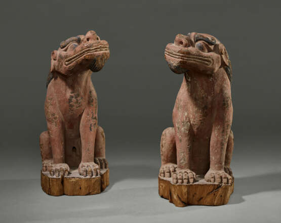 A PAIR OF WOOD SCULPTURES OF LIONS - фото 1