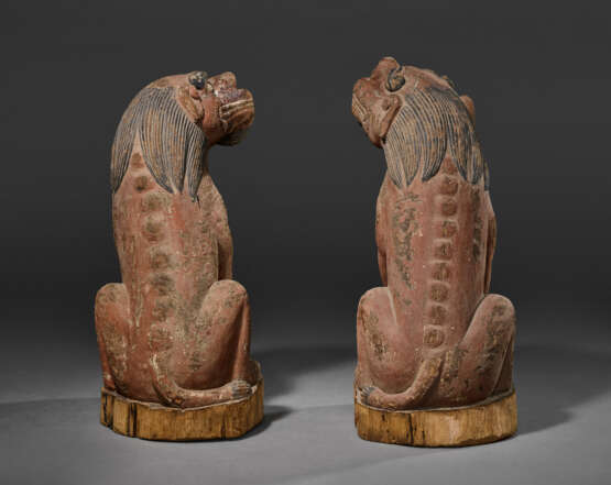 A PAIR OF WOOD SCULPTURES OF LIONS - фото 2