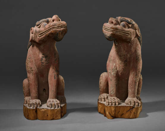 A PAIR OF WOOD SCULPTURES OF LIONS - фото 3
