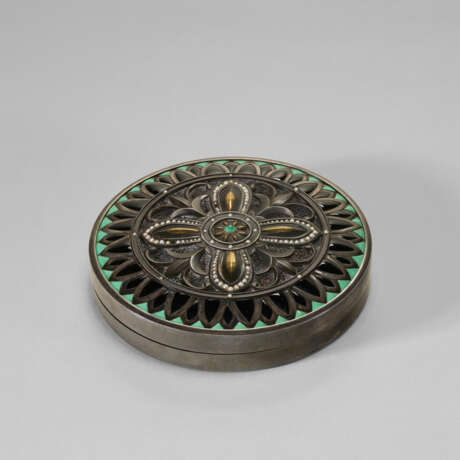 A ROUND SILVER BOX AND LID - Foto 1
