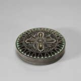 A ROUND SILVER BOX AND LID - Foto 1