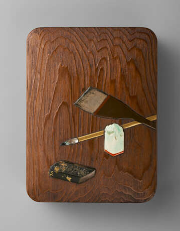 A CERAMIC SMALL BOX (TOBAKO) AND LACQUERED WOOD LID - Foto 1