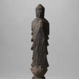 A CARVED WOOD SCULPTURE OF A STANDING YAKUSHI NYORAI (BHAISAJYAGURU) - Foto 1