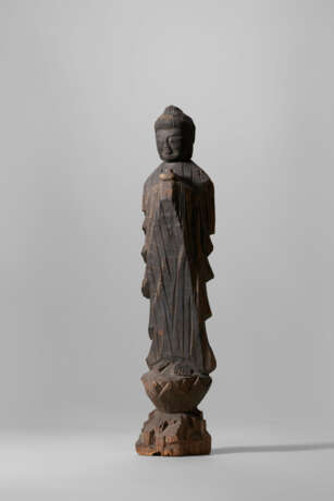 A CARVED WOOD SCULPTURE OF A STANDING YAKUSHI NYORAI (BHAISAJYAGURU) - photo 2