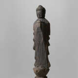 A CARVED WOOD SCULPTURE OF A STANDING YAKUSHI NYORAI (BHAISAJYAGURU) - Foto 2