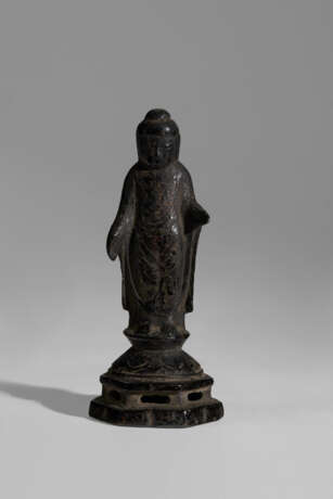 A GILT-BRONZE SCULPTURE OF A STANDING BUDDHA - Foto 1