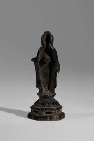 A GILT-BRONZE SCULPTURE OF A STANDING BUDDHA - Foto 2