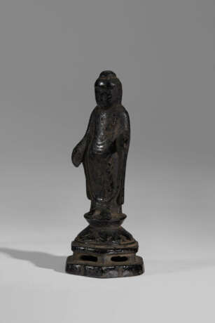 A GILT-BRONZE SCULPTURE OF A STANDING BUDDHA - Foto 3