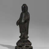 A GILT-BRONZE SCULPTURE OF A STANDING BUDDHA - Foto 3