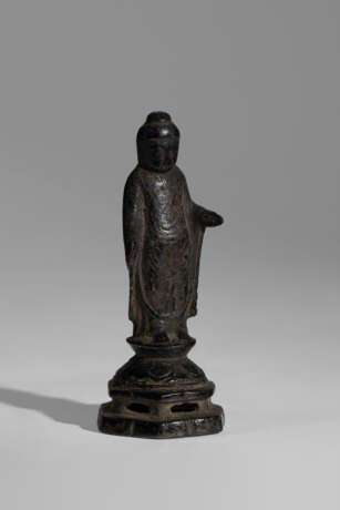 A GILT-BRONZE SCULPTURE OF A STANDING BUDDHA - Foto 4