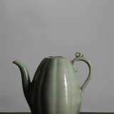 A CELADON STONEWARE EWER - фото 2