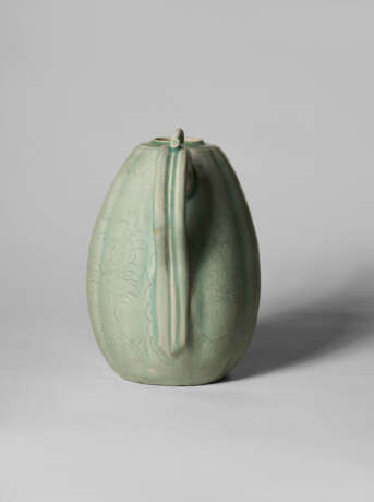 A CELADON STONEWARE EWER - Foto 3