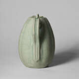 A CELADON STONEWARE EWER - Foto 3