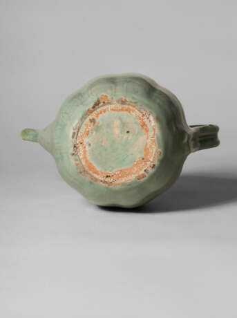 A CELADON STONEWARE EWER - фото 6