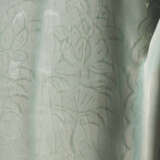 A CELADON STONEWARE EWER - Foto 8