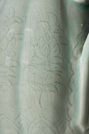 A CELADON STONEWARE EWER - фото 8