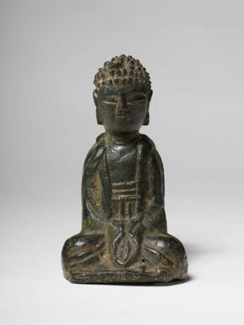 A GILT-BRONZE SCULPTURE OF A SEATED BUDDHA - Foto 1