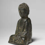 A GILT-BRONZE SCULPTURE OF A SEATED BUDDHA - Foto 2