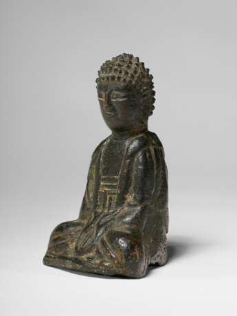 A GILT-BRONZE SCULPTURE OF A SEATED BUDDHA - фото 2