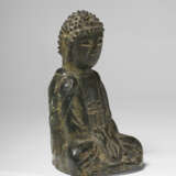 A GILT-BRONZE SCULPTURE OF A SEATED BUDDHA - Foto 3