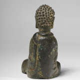 A GILT-BRONZE SCULPTURE OF A SEATED BUDDHA - Foto 4
