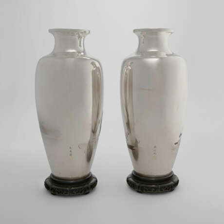 A PAIR OF SILVER VASES - фото 2