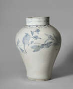 Династия Чосон. A BLUE AND WHITE PORCELAIN JAR WITH BUTTERFLY