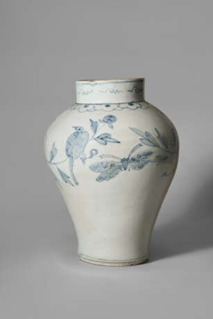 A BLUE AND WHITE PORCELAIN JAR WITH BUTTERFLY - фото 1
