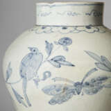 A BLUE AND WHITE PORCELAIN JAR WITH BUTTERFLY - photo 2