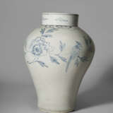 A BLUE AND WHITE PORCELAIN JAR WITH BUTTERFLY - photo 3