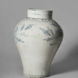 A BLUE AND WHITE PORCELAIN JAR WITH BUTTERFLY - photo 4