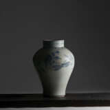 A BLUE AND WHITE PORCELAIN JAR WITH BUTTERFLY - фото 5