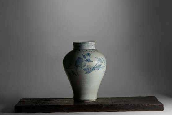 A BLUE AND WHITE PORCELAIN JAR WITH BUTTERFLY - photo 7