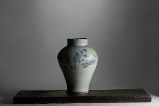 A BLUE AND WHITE PORCELAIN JAR WITH BUTTERFLY - фото 8