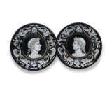A PAIR OF LIMOGES ENAMEL SAUCERS DEPICTING EMPERORS IN PROFILE - Foto 1