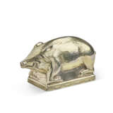 A GERMAN PARCEL-GILT SILVER ZOOMORPHIC SNUFF-BOX - фото 1