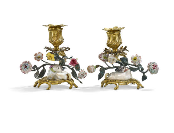 A PAIR OF LOUIS XV ORMOLU AND MEISSEN PORCELAIN-MOUNTED TOLE PEINT CANDLESTICKS - фото 1