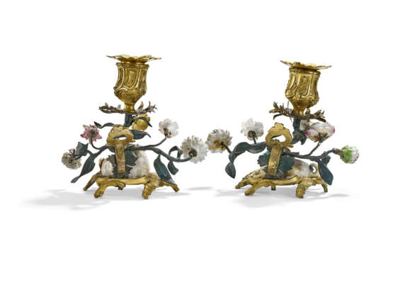 A PAIR OF LOUIS XV ORMOLU AND MEISSEN PORCELAIN-MOUNTED TOLE PEINT CANDLESTICKS - фото 2