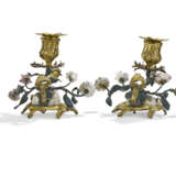A PAIR OF LOUIS XV ORMOLU AND MEISSEN PORCELAIN-MOUNTED TOLE PEINT CANDLESTICKS - фото 2